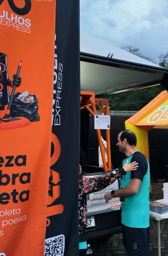 Bandeira laranja da 100 Entulhos no estande da Mais Saúde Run