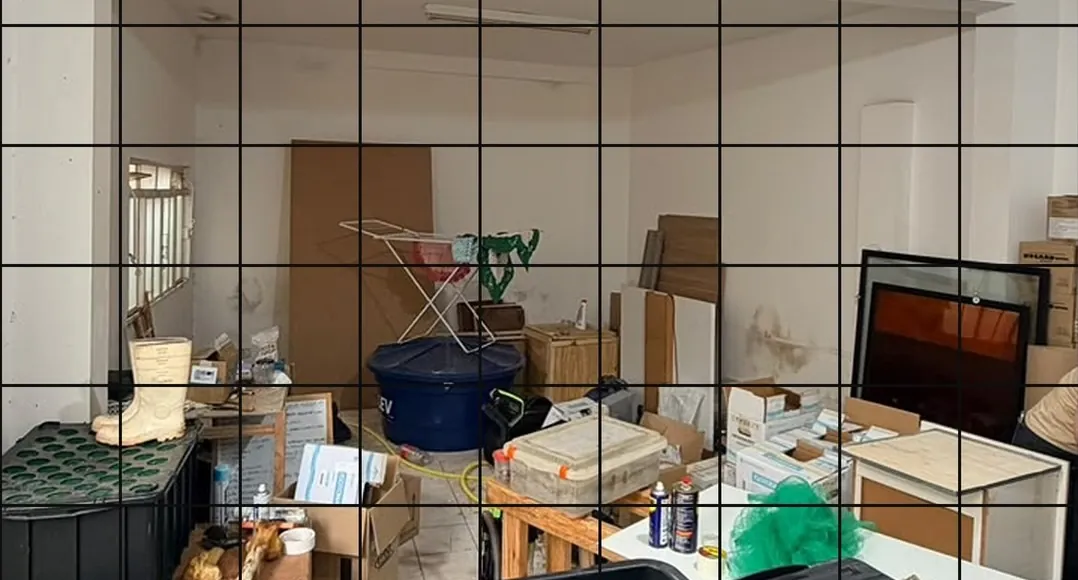Sala da Veelab lotada de caixas, madeira e móveis antes da retirada